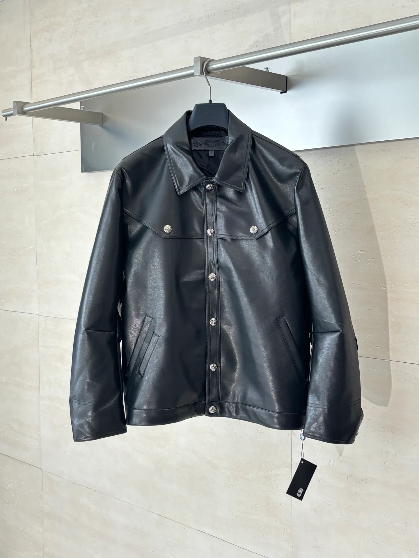 P850 Chrome Heart*/Chrome Heart 24SS CH double-sleeved flame vine embroidered leather jacket Originally purchased for 84,300, the fabric is custom-woven using black pebbled composite two-layer sheepskin material, custom-made silk jacquard logo lining, embroidery is processed using TAJIMA machine, appliqué embroidery technology, back imported template machine shape, customized genuine leather trademark, customized genuine leather size, customized 5.8cm metal logo mark, customized 18mm four-button buckle, customized 18mm two-button button, a full set of three-label accessories, exclusively produced.  Size：S/M/L